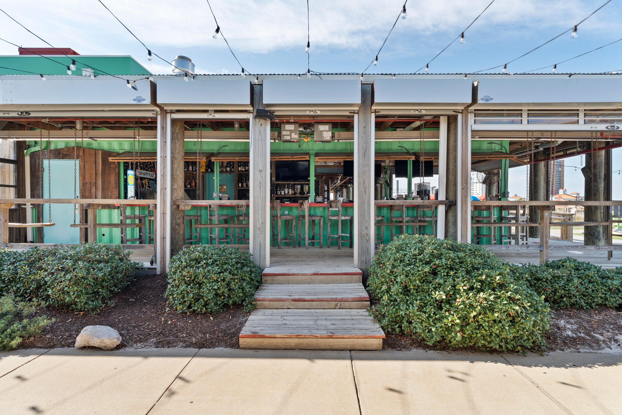 64-web-or-mls-5-via-de-luna-dr Drinks at Red Fish Blue Fish Pensacola Beach